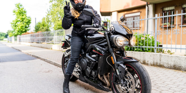 Podróż w stylu i bezpieczeństwie - przewodnik po butach motocyklowych damskich i turystycznych 27